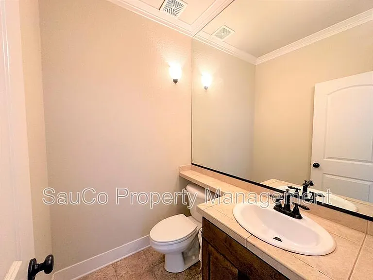 727 NE 65th Ct — Photo 10
