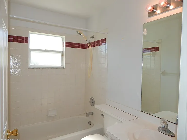 135 SE 29th St — Photo 11