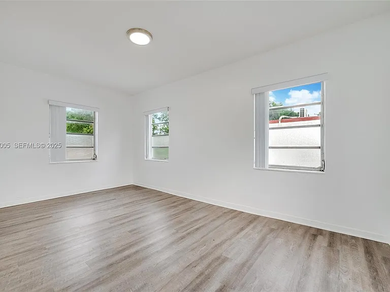 1736 SW 9th St #1738 — Photo 8