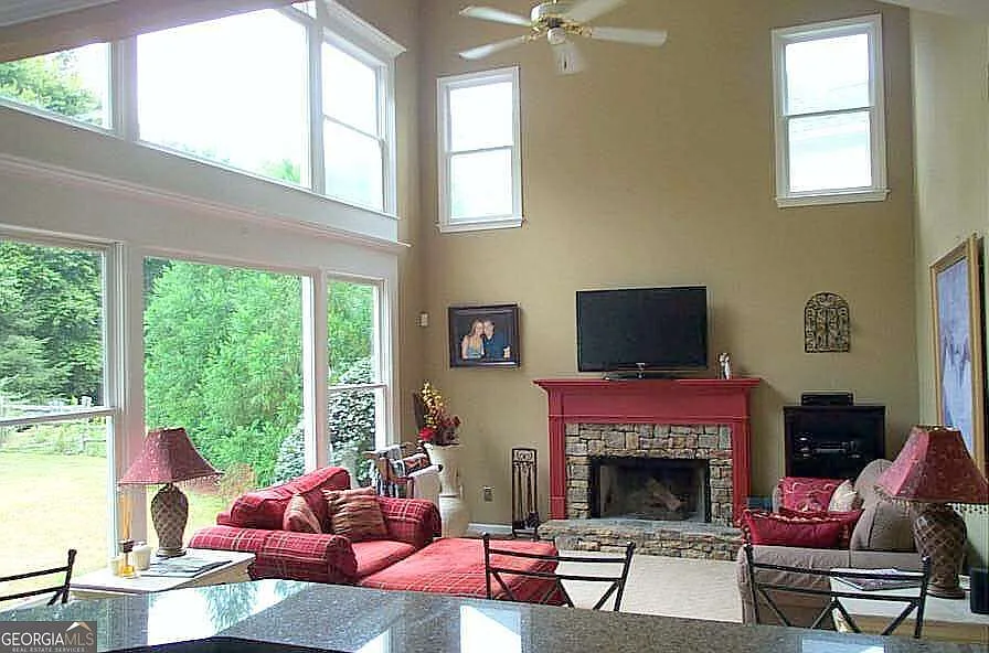 4 bed, 2.5 bath, $3,000 — Photo 2