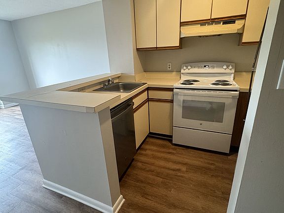 3rd image of 1600 Park Cir APT 1210