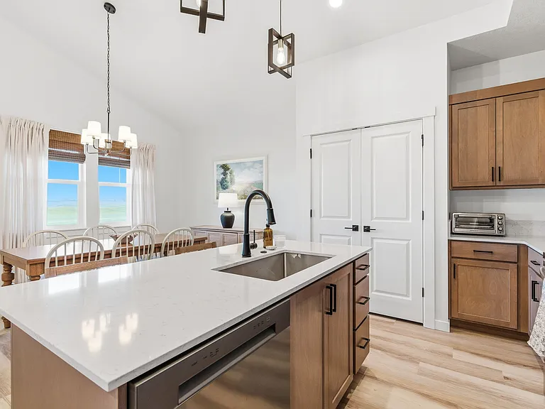 305 E Chevy Dr — Photo 7