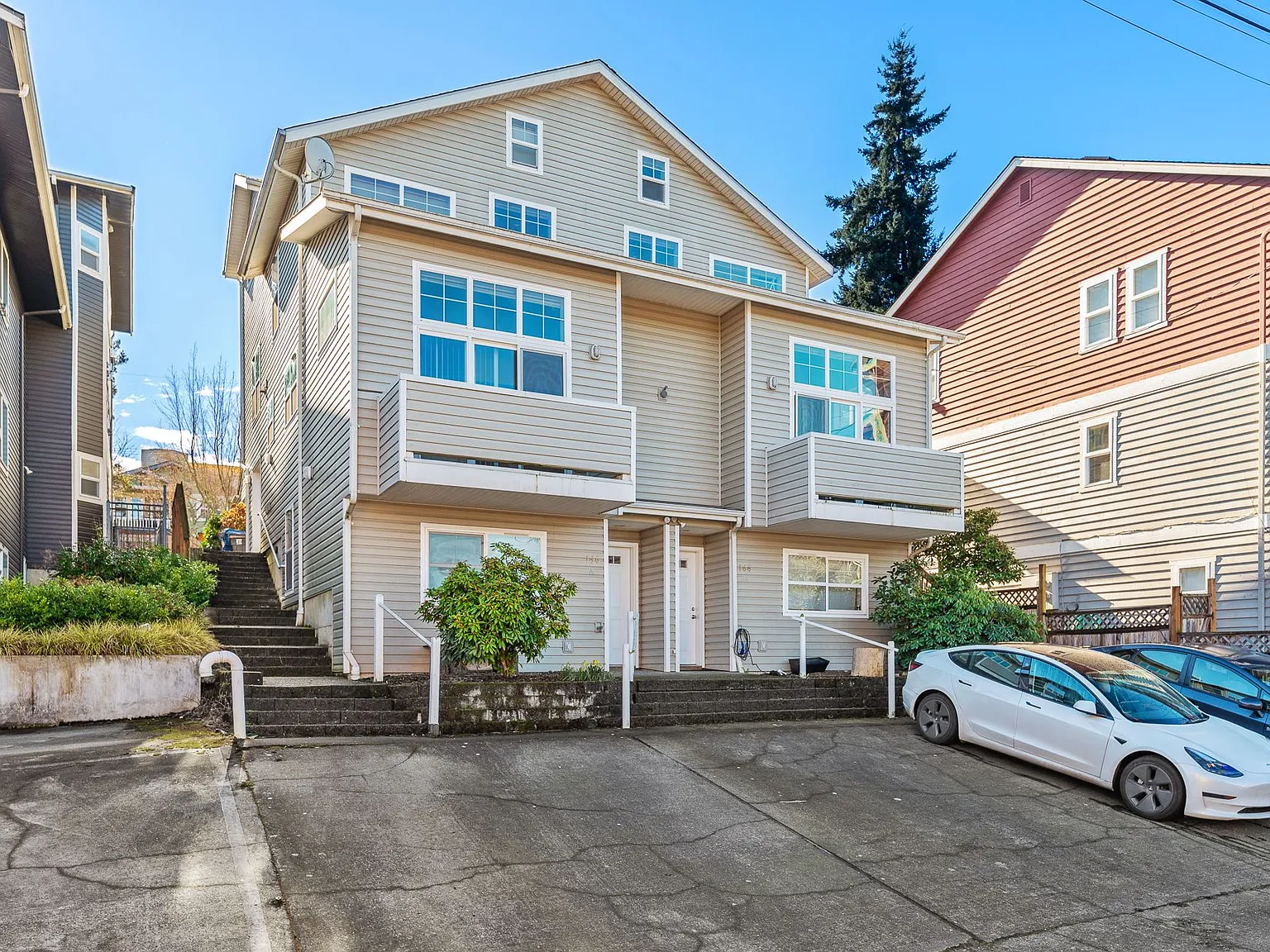 Beautiful 3-Bedroom Townhome with In-Unit Washer/Dryer, Off-Street Parking & Convenient Queen Ann... — Photo 3