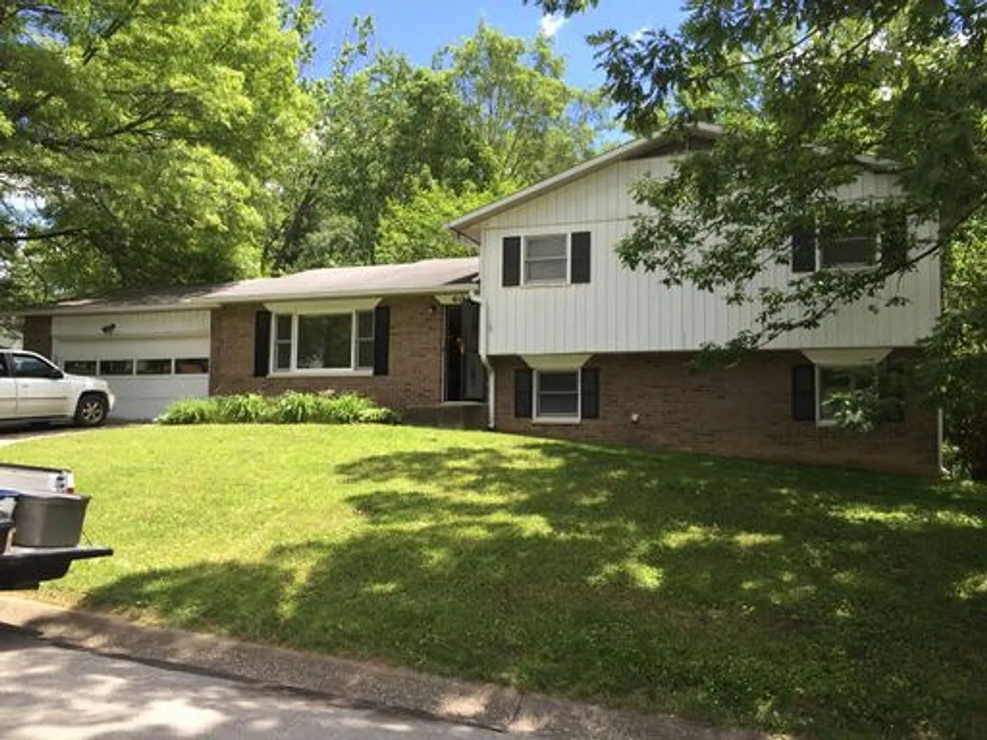 404 N Sheffield Drive — Photo 1