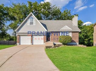 1025 NE Bluff Cir, Lees Summit, MO 64086