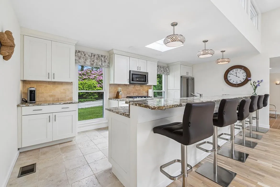 Private Southampton Contemporary with Pool & Tennis — Photo 4