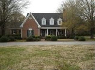 1 Windwood Hill Dr, Jackson, TN 38305