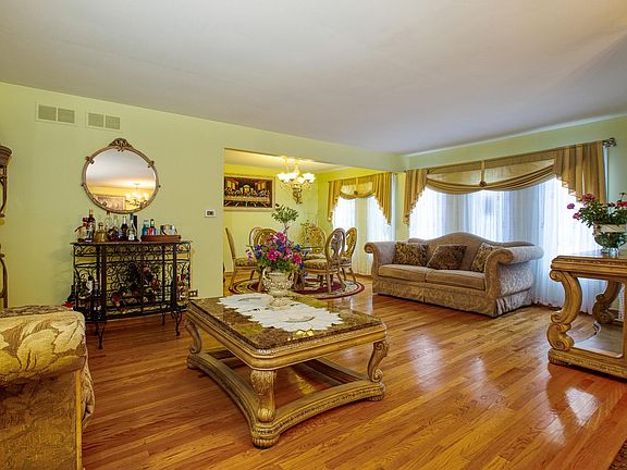 3rd image of 8937 Oakdale Ct