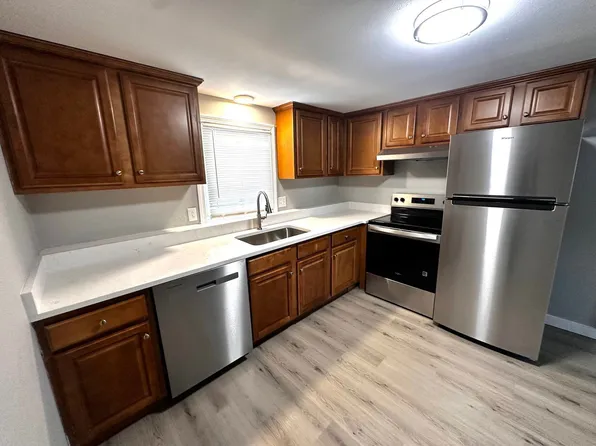 Pagewood Oval Apartments, 6 Page Rd APT 13, Litchfield, NH 03052