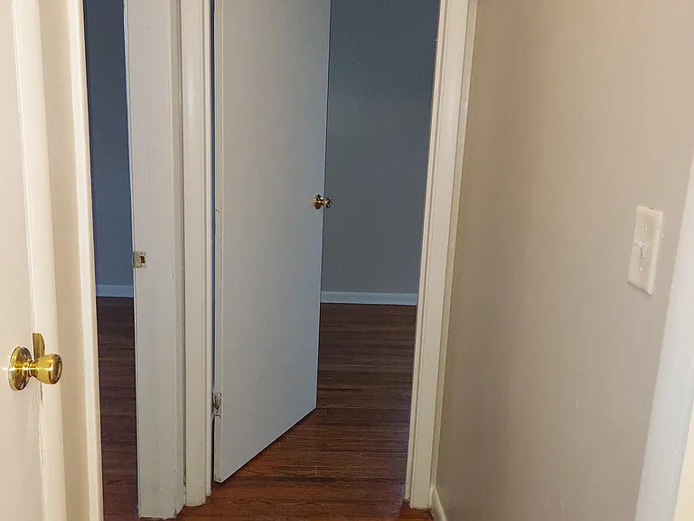 Hall to 1st floor bedrooms/bath