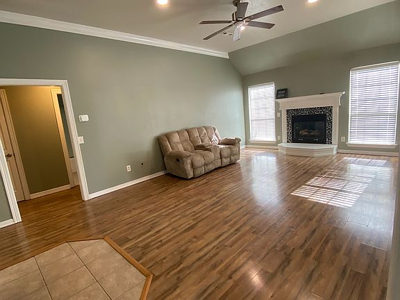 5th image of 610 Topaz St