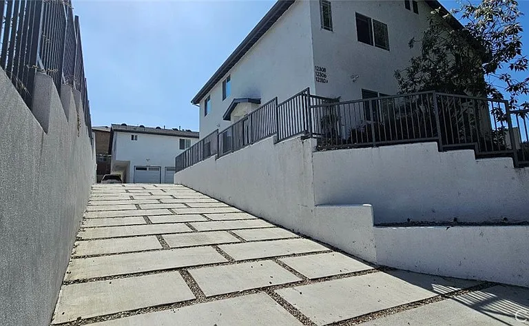 12308 Valley View Ave — Photo 28