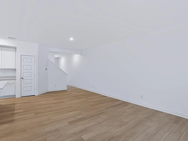 406 Monarch Ln — Photo 4