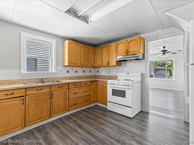 25357 Lawn St — Photo 4