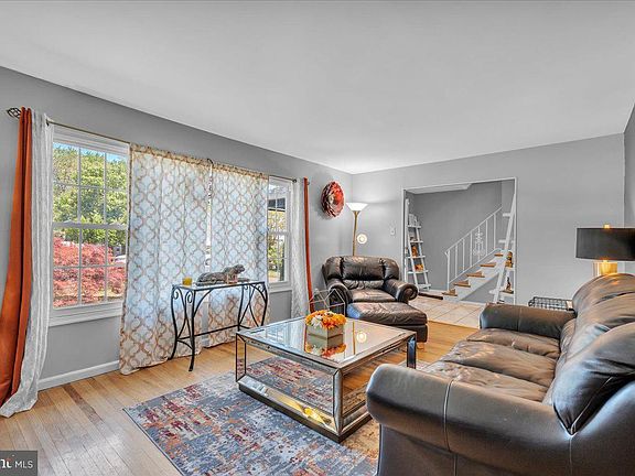 3rd image of 8 Hampshire Ave