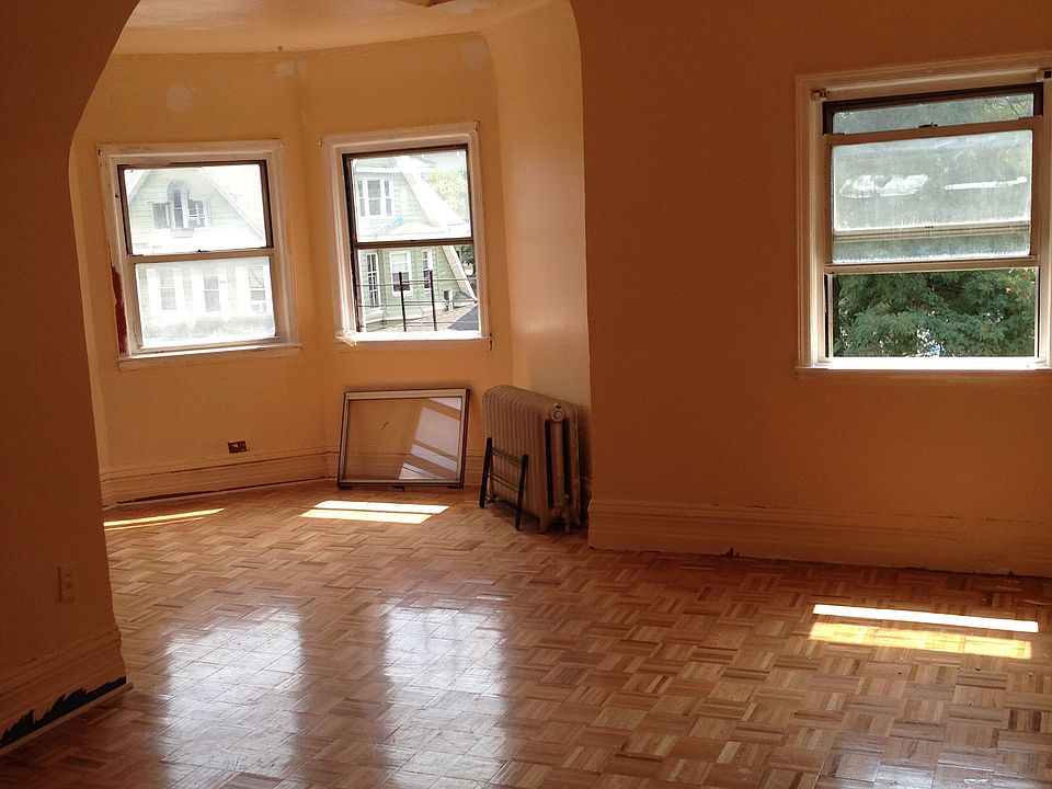 2nd image of 33 Saint Andrews Pl APT 1