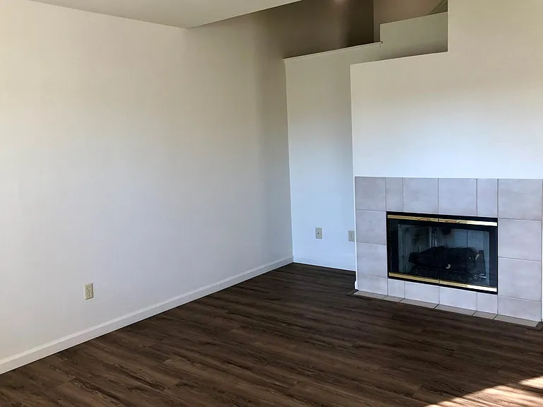 842 E Dana St — Photo 3