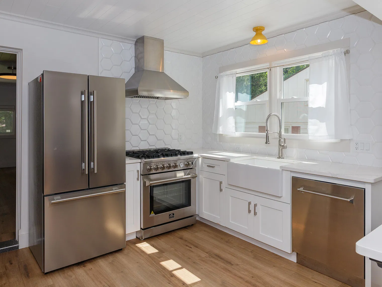 3 bed, 1.0 bath, 1398 sqft, $2,500 — Photo 1