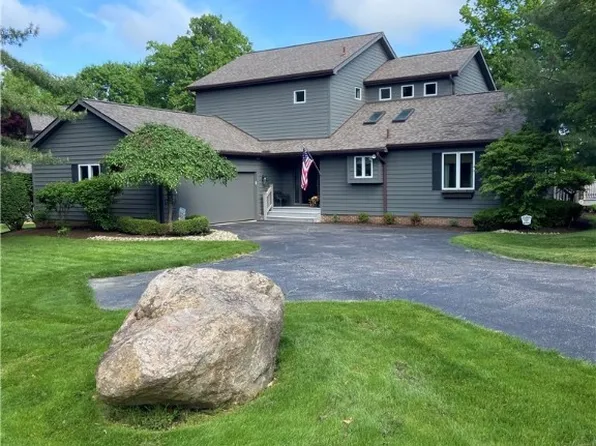 427 Chipping Ln, Chagrin Falls, OH 44023