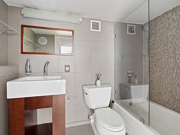 4th image of 421 Hudson St APT 613