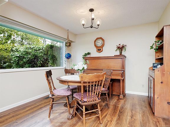 5th image of 985 Sutcliffe Rd