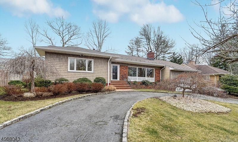 1st image of 72 Whiteoak Dr
