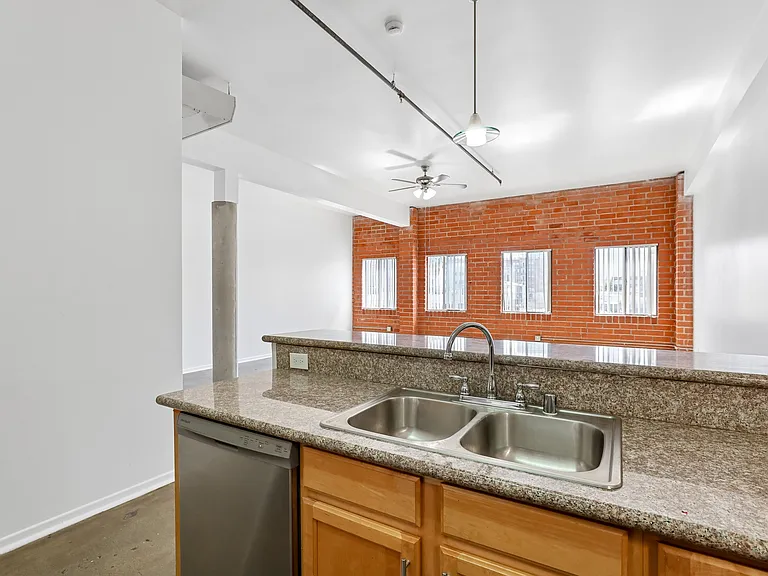 1725 W. 6th St — Photo 12
