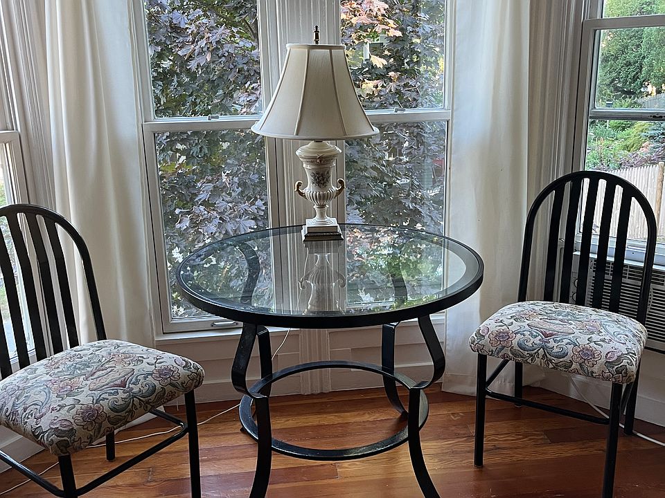Bay window dining