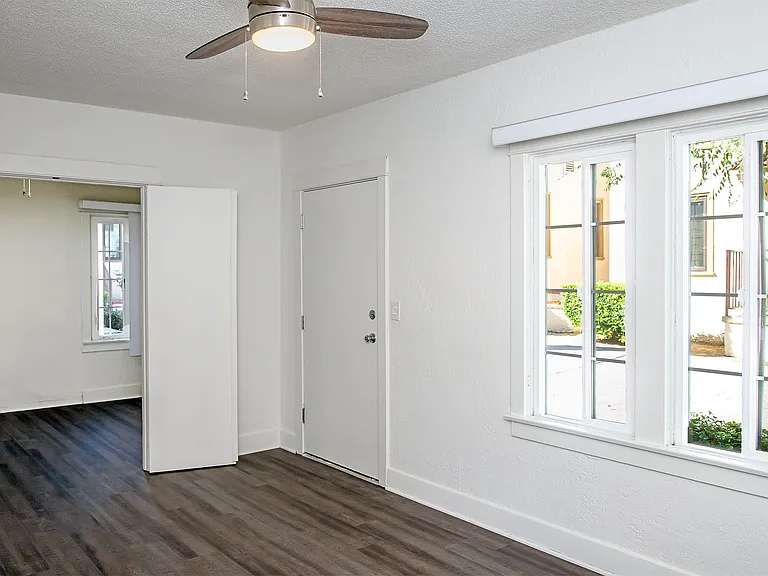 1109 N Lake Ave — Photo 4