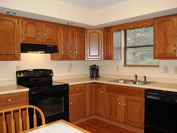 5th image of 60 Windsor Dr