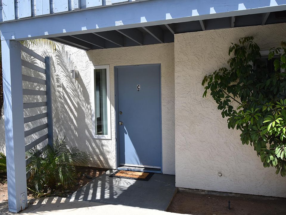 255 Tamarack Ave #C front door