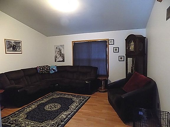 3rd image of 2121 Fox Hill Ln