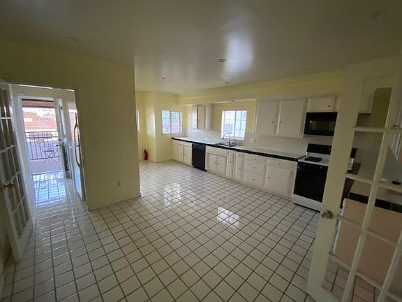 4th image of 938 S Detroit St Floor 2