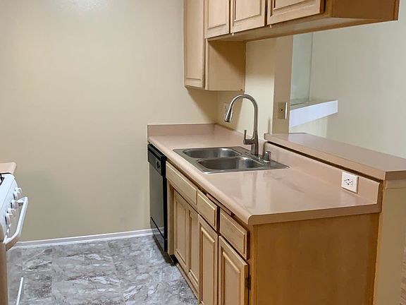 4th image of 14309 Sylvan St #205