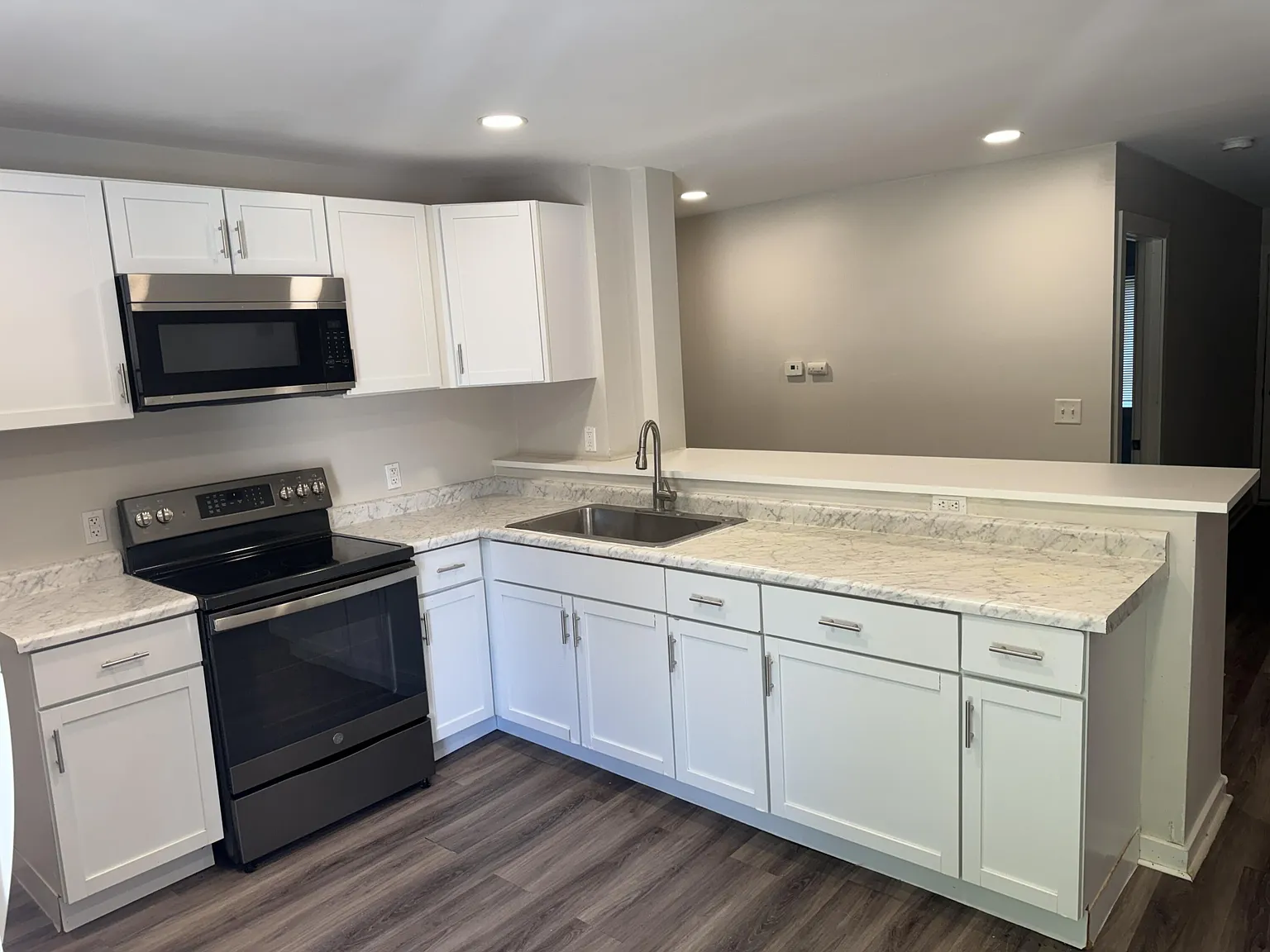 3 bed, 1.0 bath, 1050 sqft, $1,675 — Photo 2