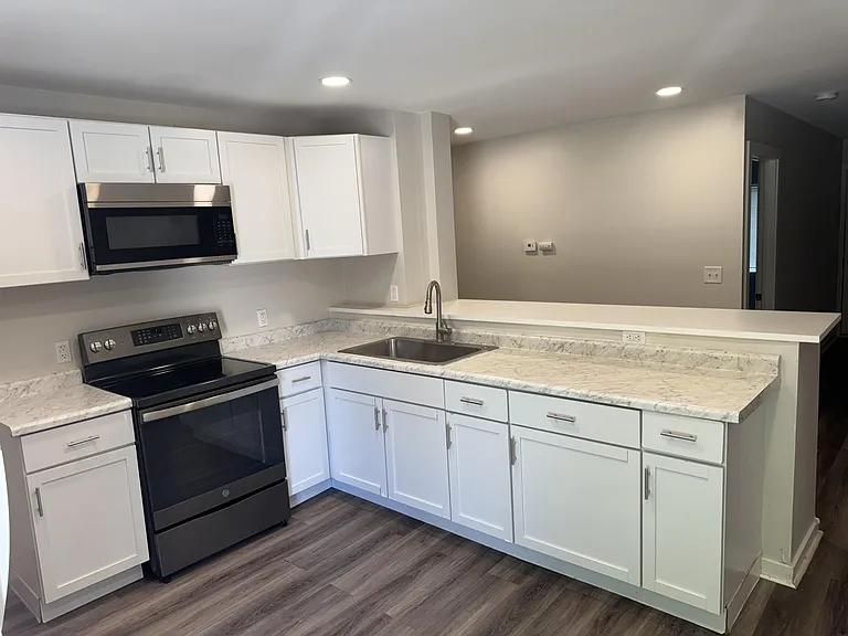 677 Dorset Ave — Photo 2