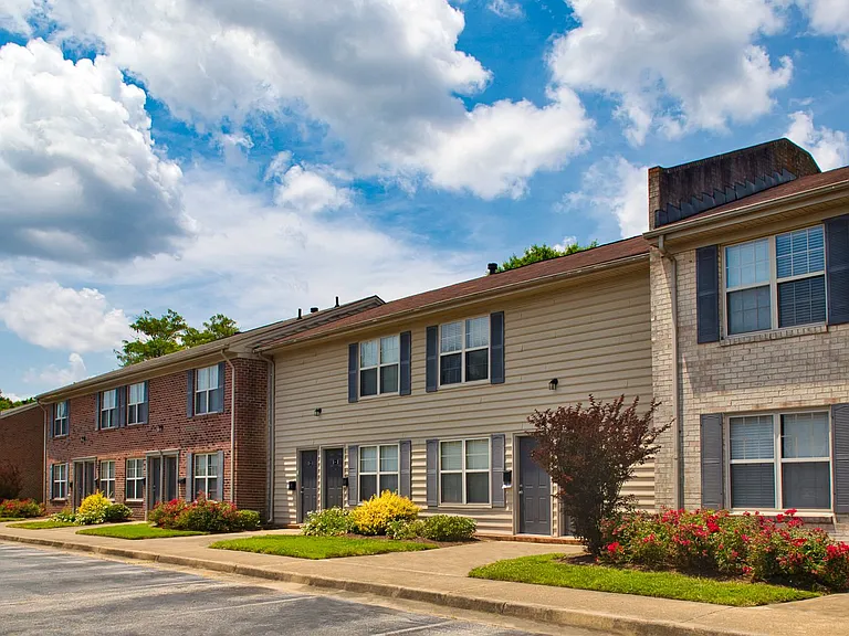 Emerald Point Apartments & Townhomes — Photo 24