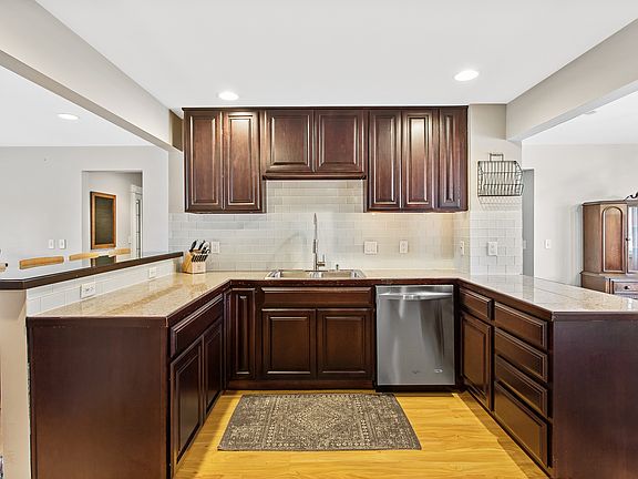 5th image of 693 Concord Dr