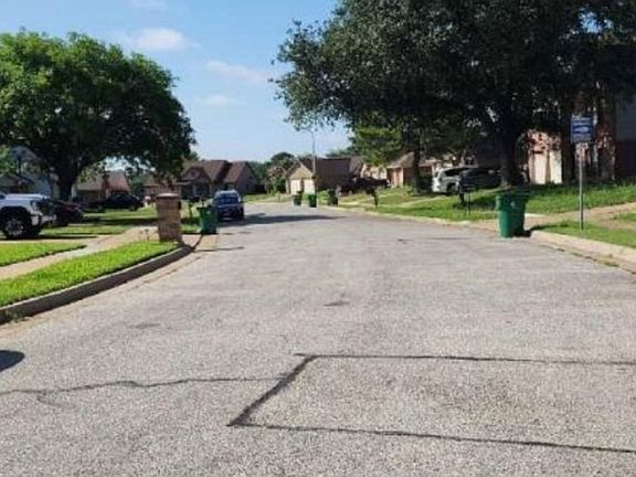 Exterior Neighborhood (street photo)