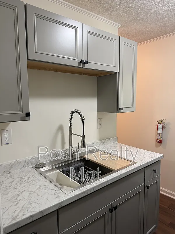 2 bed, 1.0 bath, 700 sqft, $1,000 — Photo 1