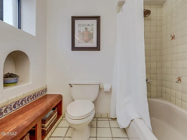1228 N Norton Ave — Photo 9