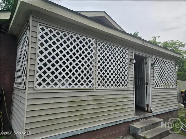 1521 New Castle St, Savannah, GA 31415