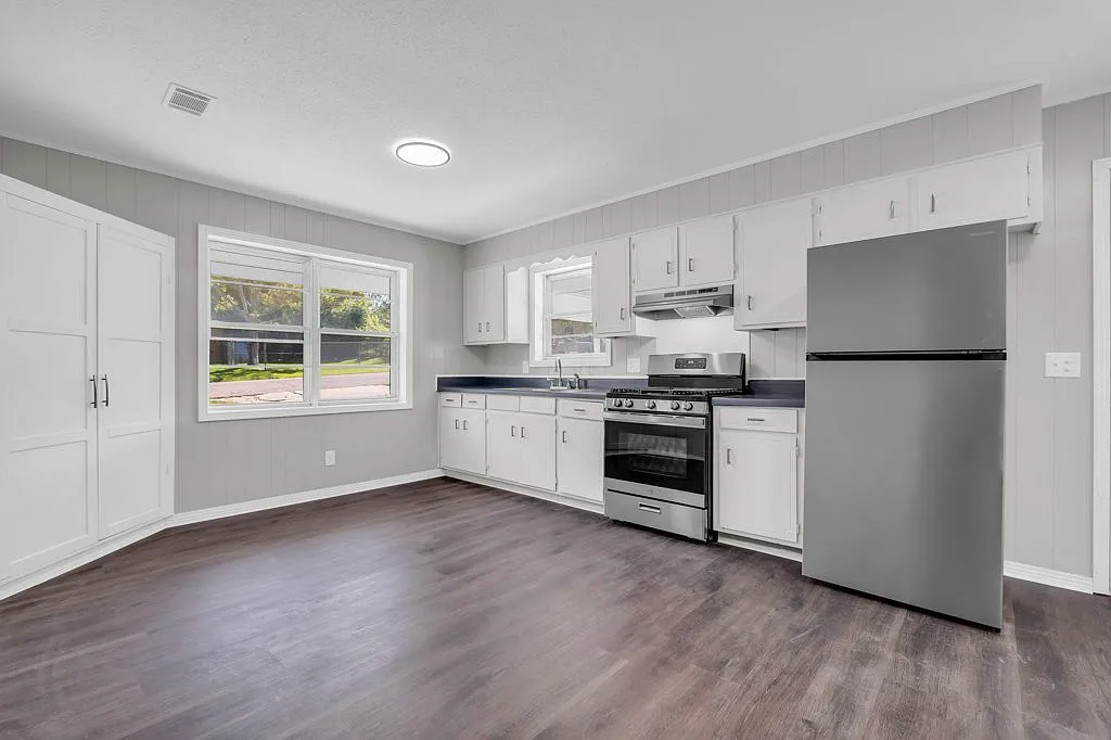 3 bed, 1.5 bath, 1241 sqft, $1,495 — Photo 3