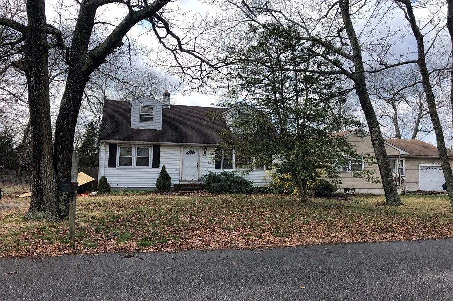 317 Devon St photo 1