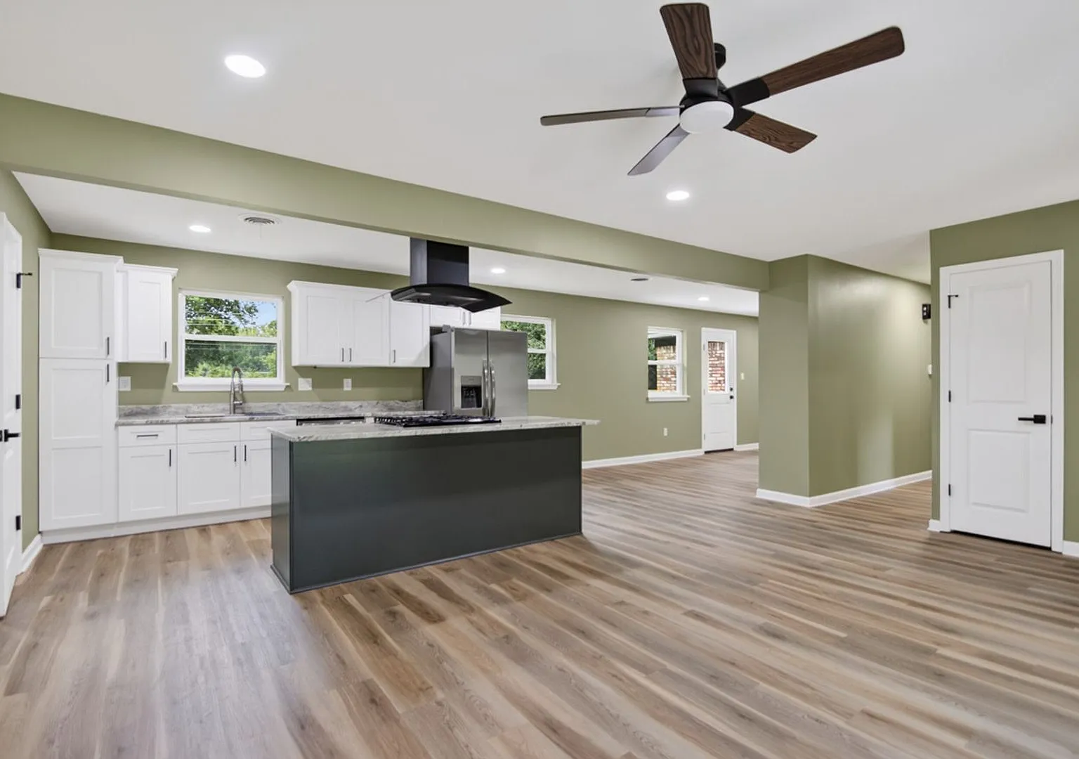 Fully Renovated 4-Bedroom Home with Brand-New Kitchen, New Flooring & Spacious Lot — Photo 4