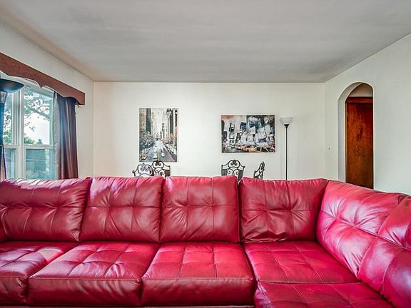 5th image of 526 Elmwood Ave