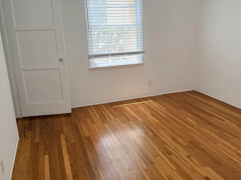4321 Cahuenga Blvd — Photo 19