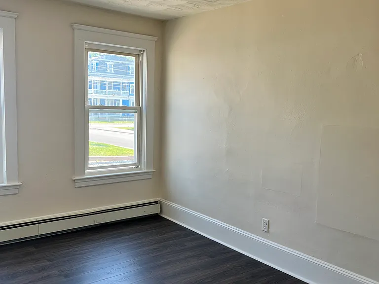 271 Coe St #3R — Photo 2