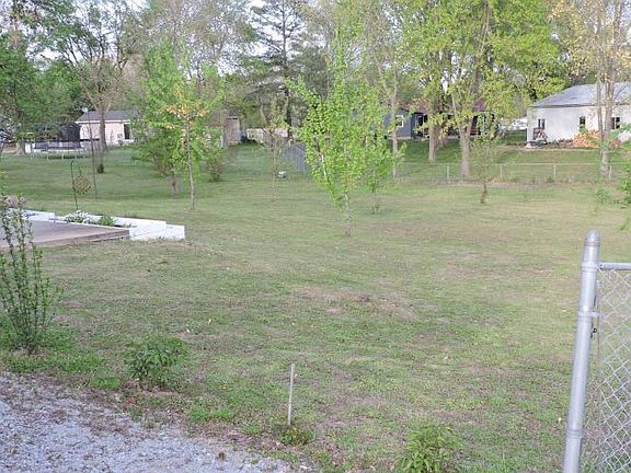 5th image of 501 Cambridge Dr