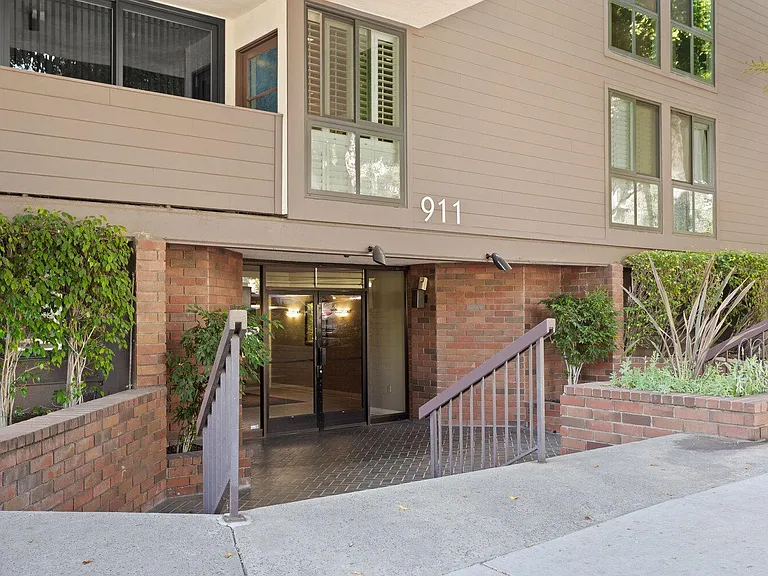 911 N Kings Rd #111 — Photo 26